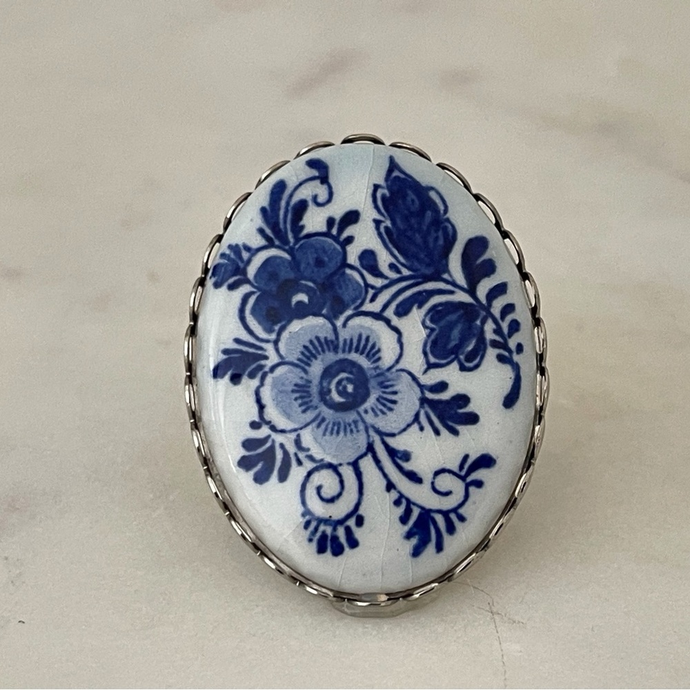 Vintage ceramic flower brooch.